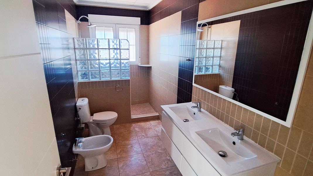   This West Facing, Five Bedroom, Detached Country Villa in Catral, is located in a peaceful setting surrounded by open countryside and mountains, ...