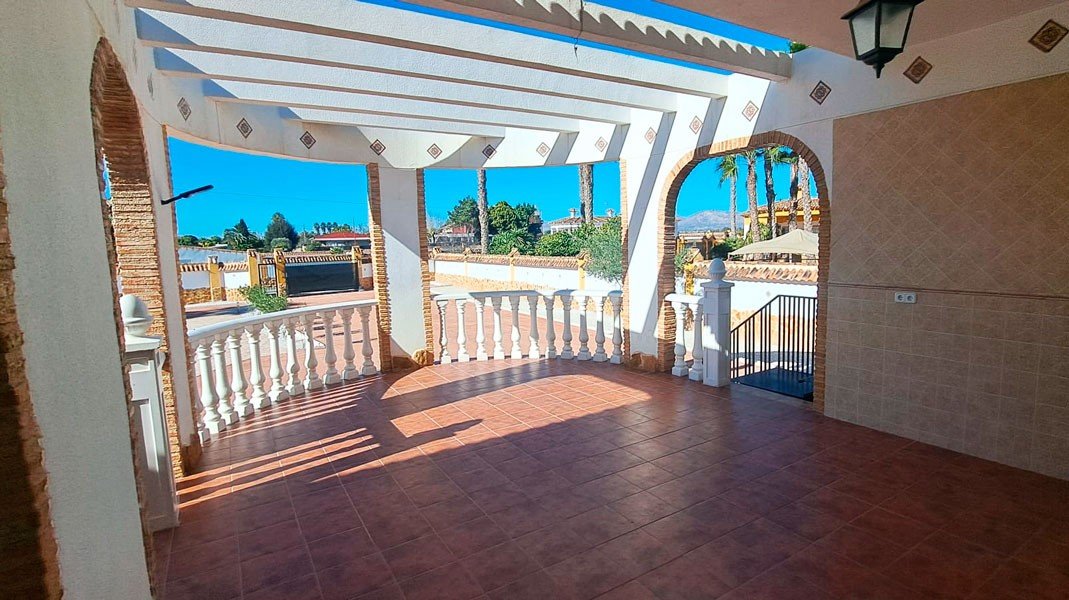   This West Facing, Five Bedroom, Detached Country Villa in Catral, is located in a peaceful setting surrounded by open countryside and mountains, ...