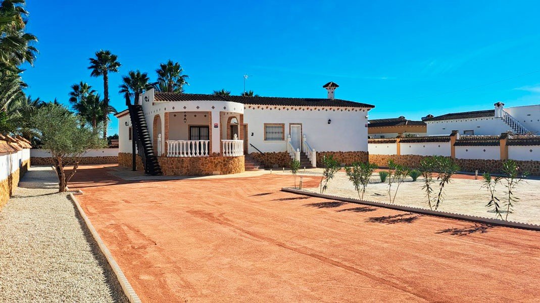   This West Facing, Five Bedroom, Detached Country Villa in Catral, is located in a peaceful setting surrounded by open countryside and mountains, ...