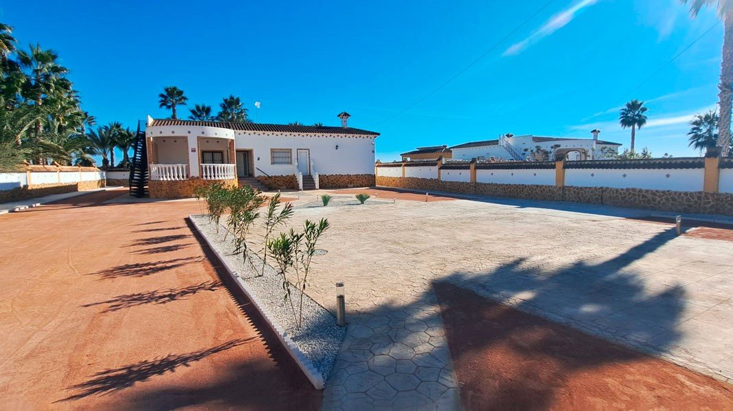   This West Facing, Five Bedroom, Detached Country Villa in Catral, is located in a peaceful setting surrounded by open countryside and mountains, ...
