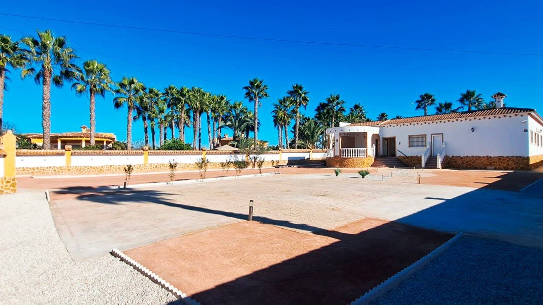   This West Facing, Five Bedroom, Detached Country Villa in Catral, is located in a peaceful setting surrounded by open countryside and mountains, ...