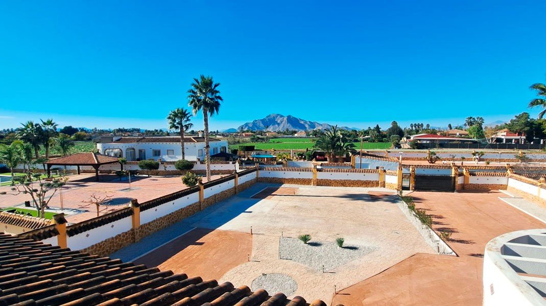   This West Facing, Five Bedroom, Detached Country Villa in Catral, is located in a peaceful setting surrounded by open countryside and mountains, ...