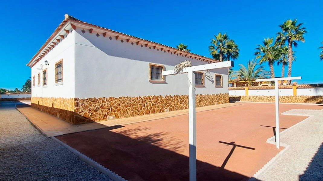   This West Facing, Five Bedroom, Detached Country Villa in Catral, is located in a peaceful setting surrounded by open countryside and mountains, ...