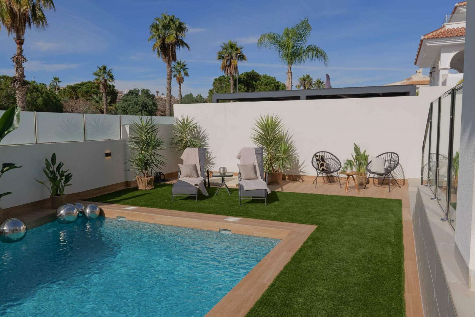 Exklusive, bezugsfertige und komplett möblierte Villa