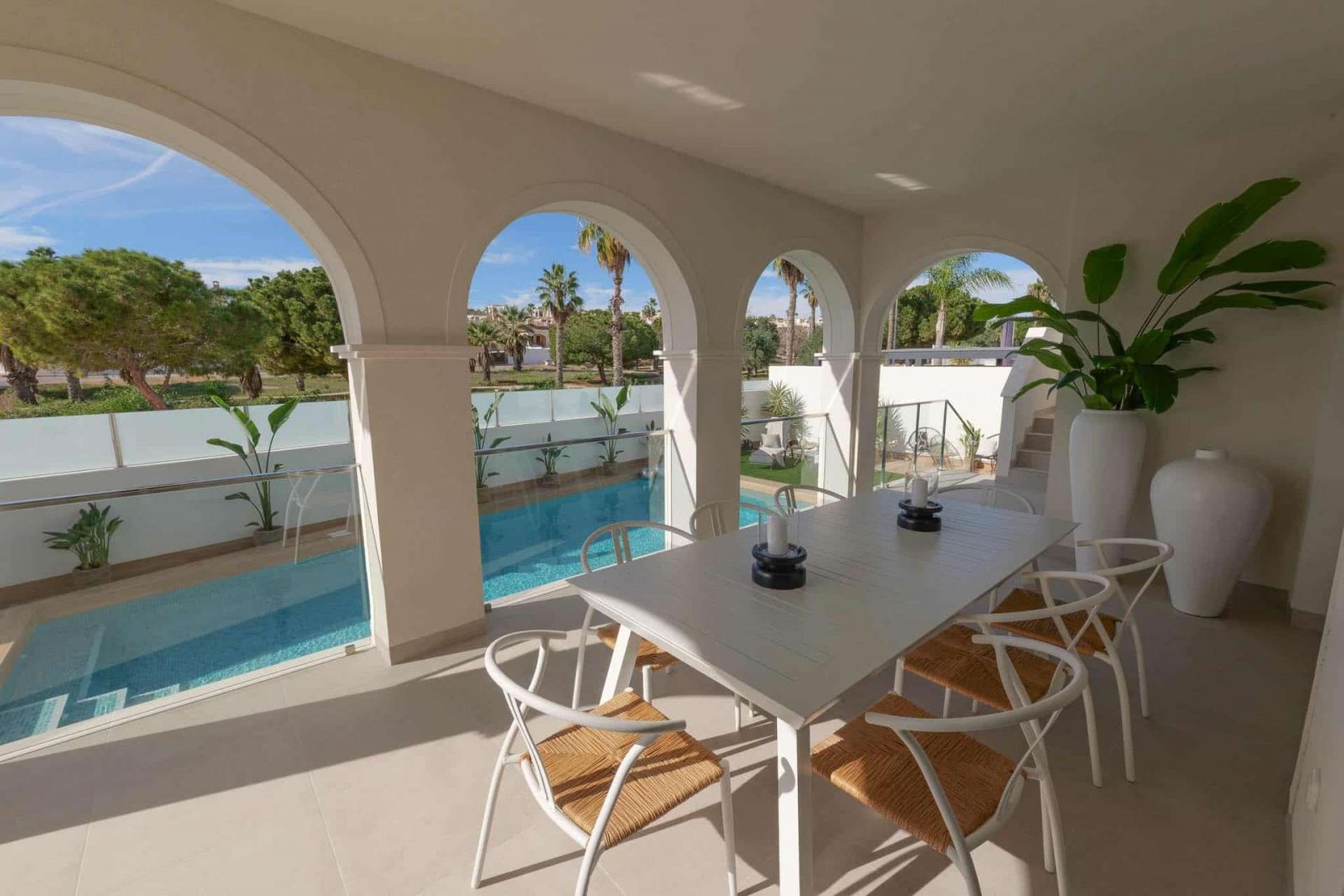 Exklusive, bezugsfertige und komplett möblierte Villa