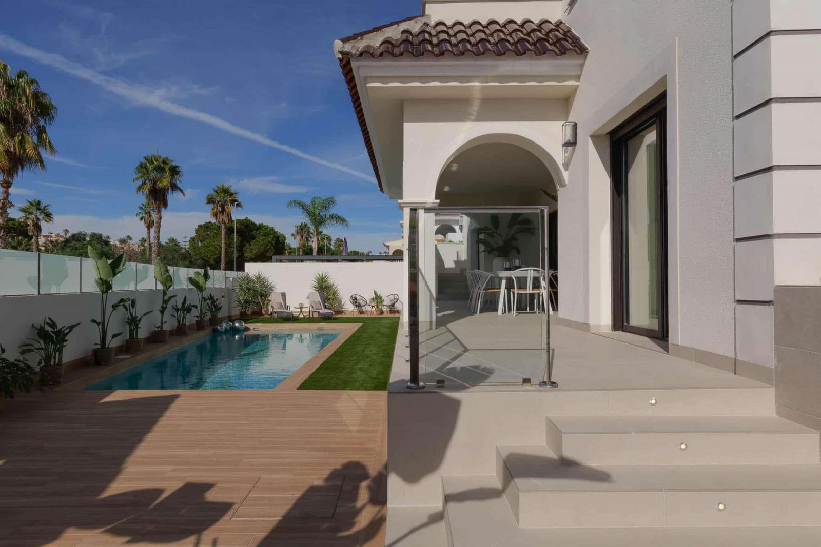 Exklusive, bezugsfertige und komplett möblierte Villa