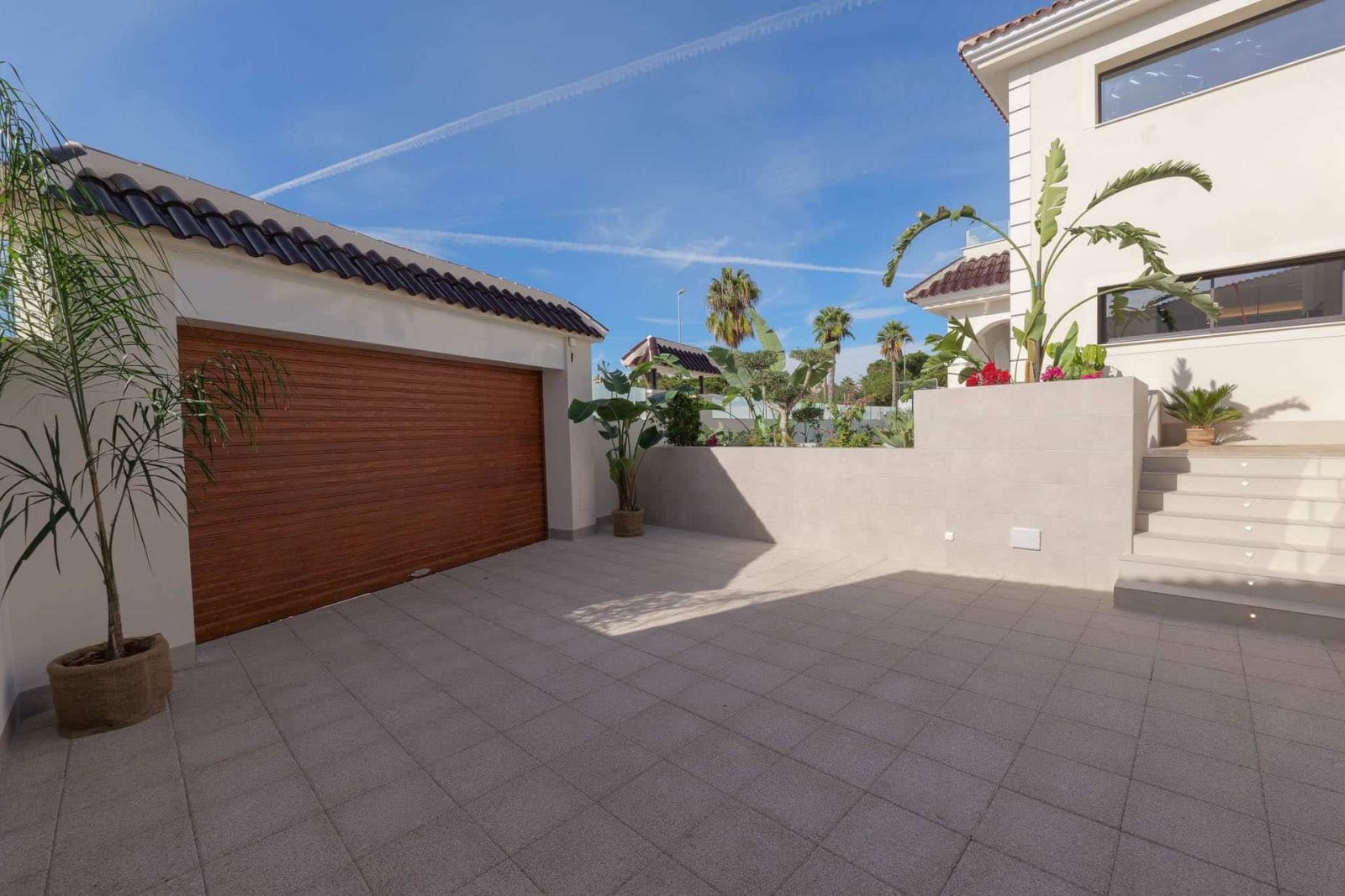 Exklusive, bezugsfertige und komplett möblierte Villa