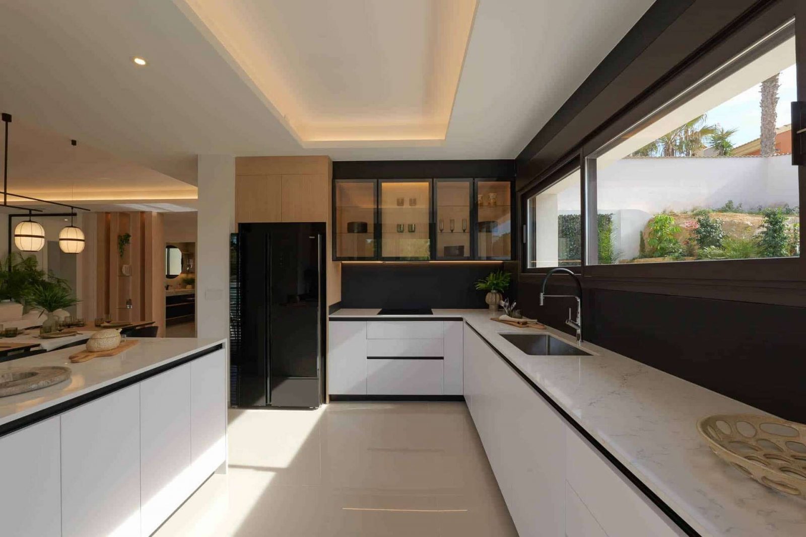 Exklusive, bezugsfertige und komplett möblierte Villa