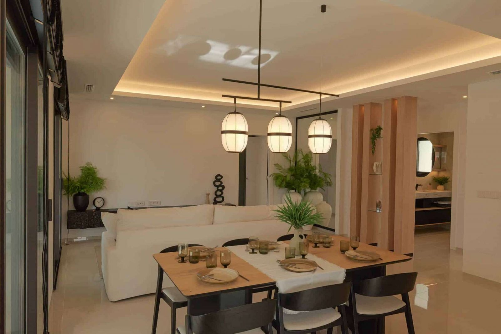 Exklusive, bezugsfertige und komplett möblierte Villa