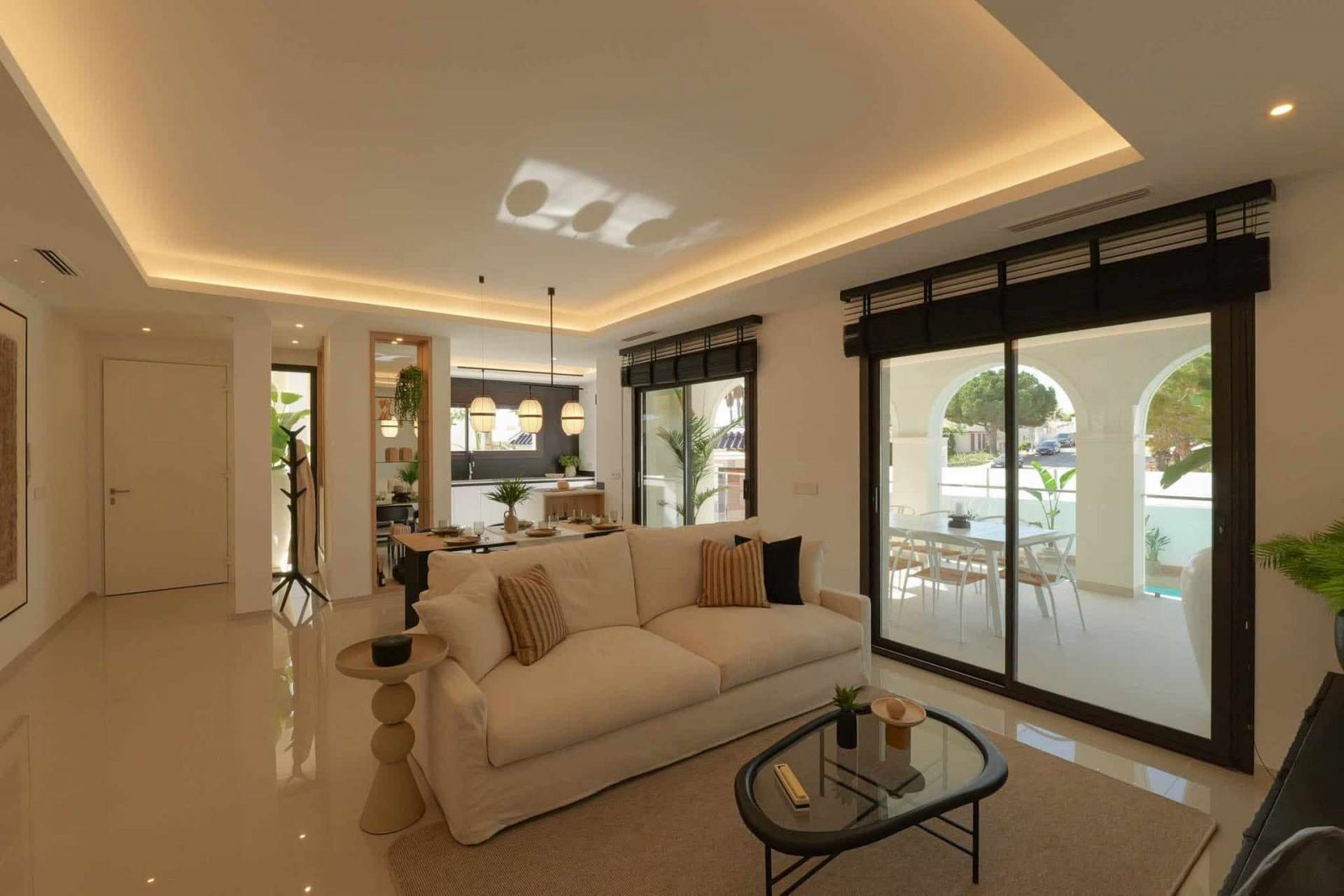 Exklusive, bezugsfertige und komplett möblierte Villa