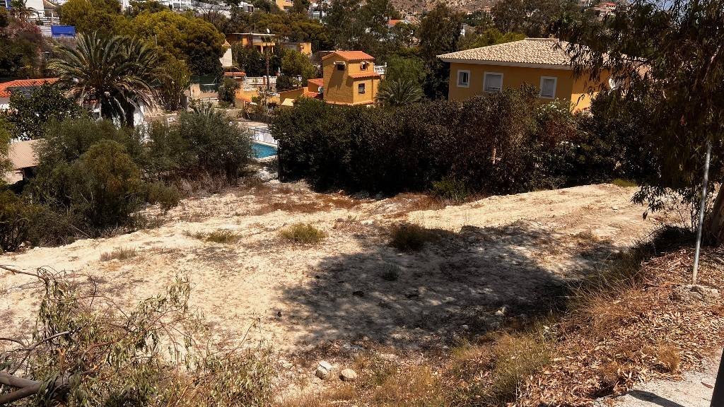 Urban plot of 723 m2 Located only 200 m to the seaSeaviews from the first floorThere is a project for a villa of 347 m2Licence paid. Licence in 4 m...