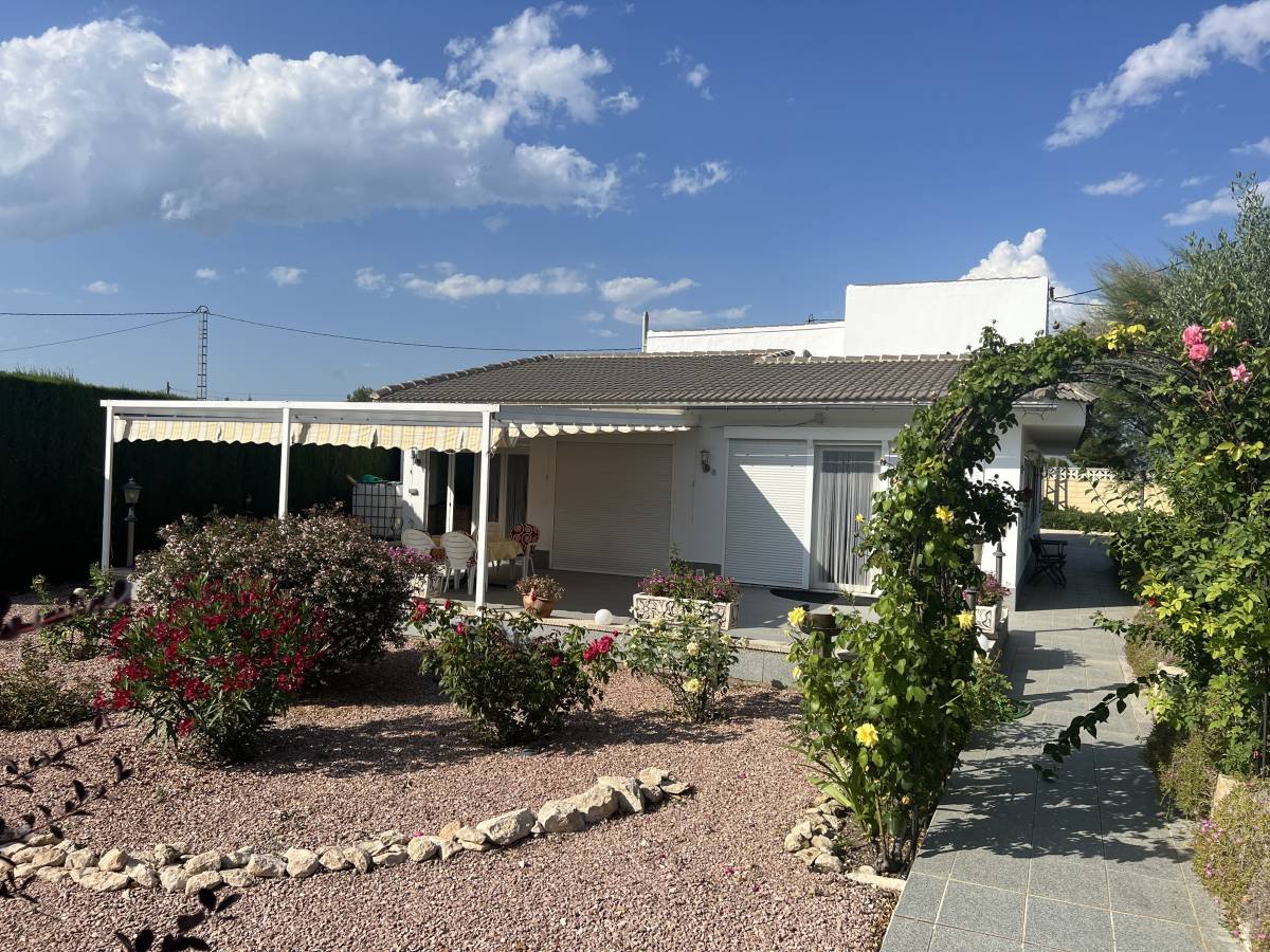 Detached house for sale just 3 km to the town of Castalla, with 221 m² built (approx. 200 m² usable).It features 3 spacious bedrooms with two bathr...