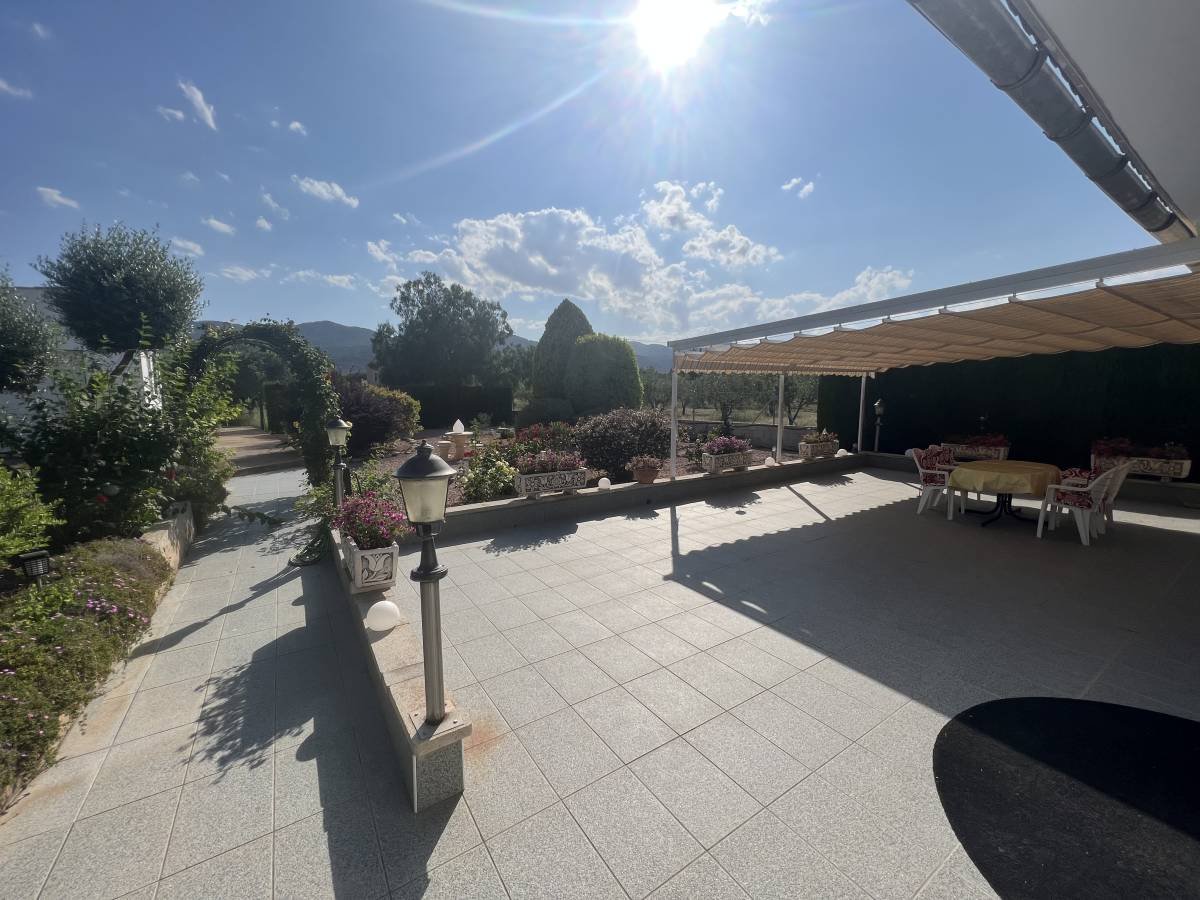 Detached house for sale just 3 km to the town of Castalla, with 221 m² built (approx. 200 m² usable).It features 3 spacious bedrooms with two bathr...