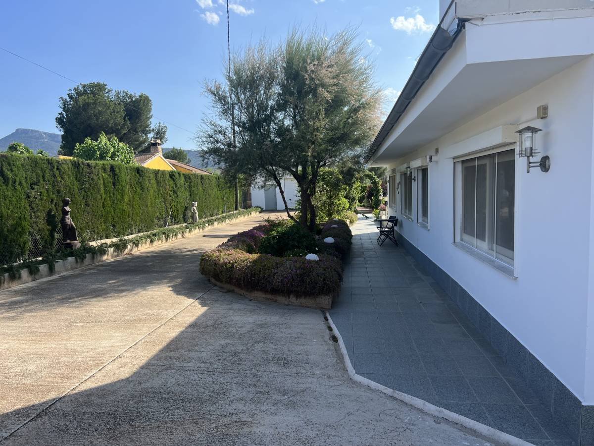 Detached house for sale just 3 km to the town of Castalla, with 221 m² built (approx. 200 m² usable).It features 3 spacious bedrooms with two bathr...