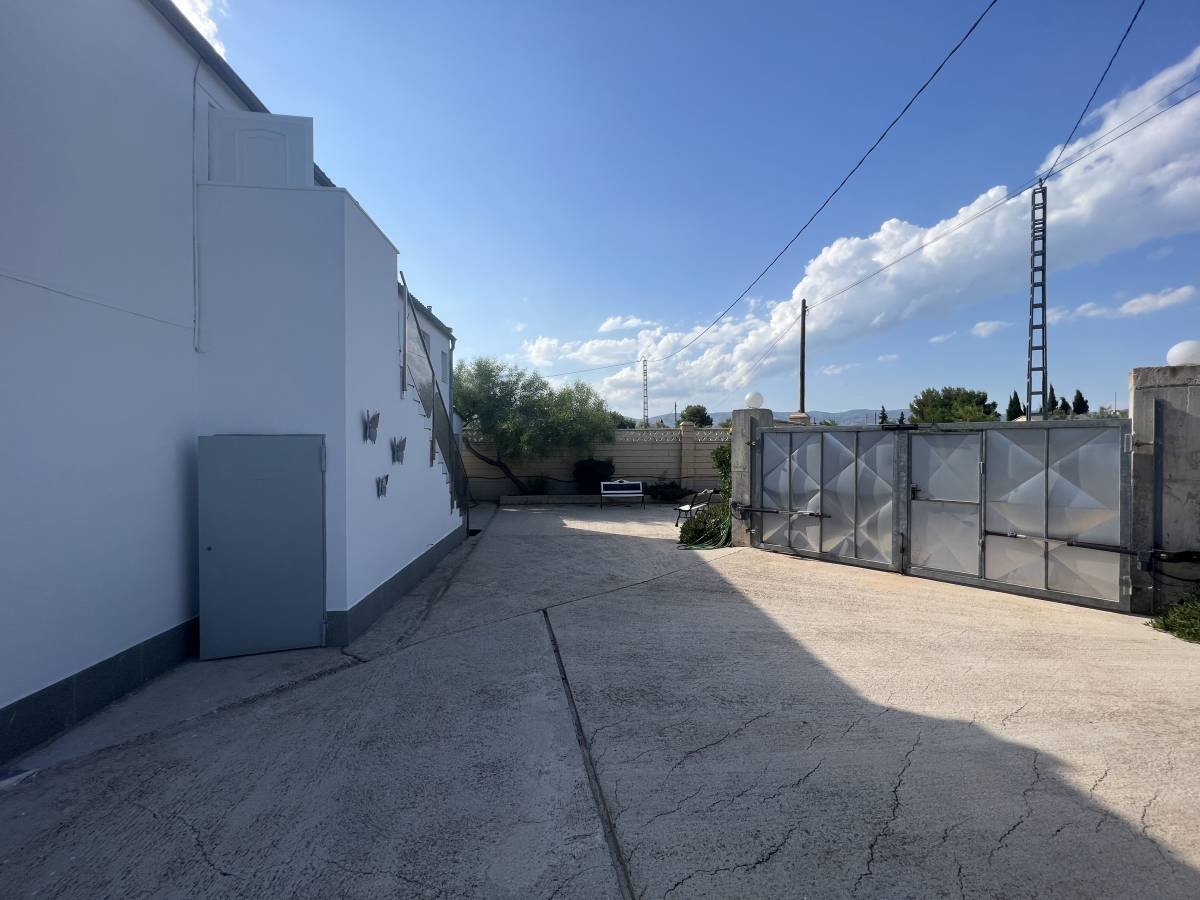 Detached house for sale just 3 km to the town of Castalla, with 221 m² built (approx. 200 m² usable).It features 3 spacious bedrooms with two bathr...