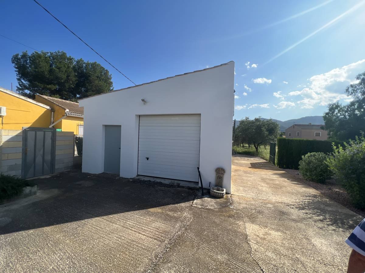 Detached house for sale just 3 km to the town of Castalla, with 221 m² built (approx. 200 m² usable).It features 3 spacious bedrooms with two bathr...