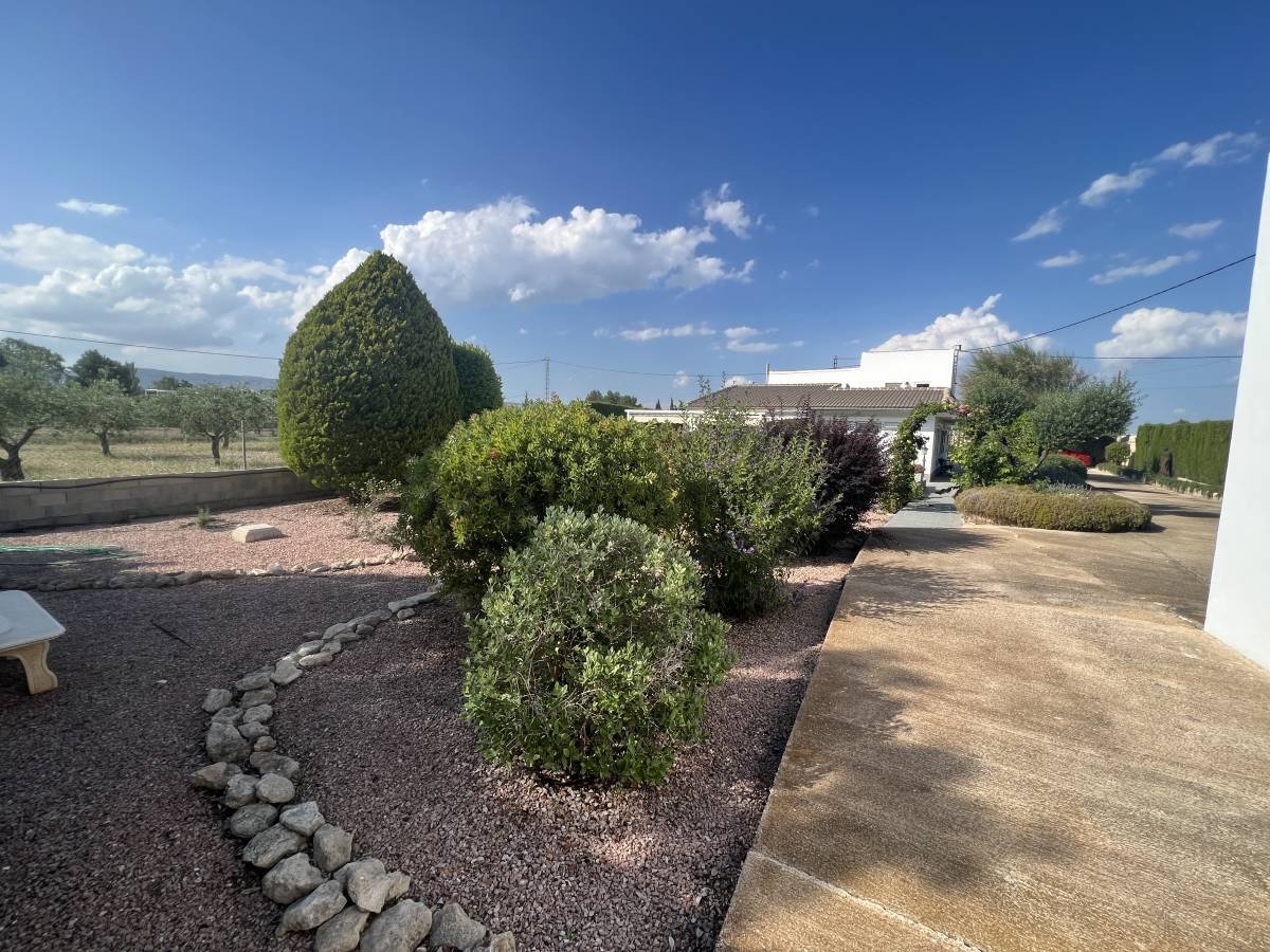 Detached house for sale just 3 km to the town of Castalla, with 221 m² built (approx. 200 m² usable).It features 3 spacious bedrooms with two bathr...