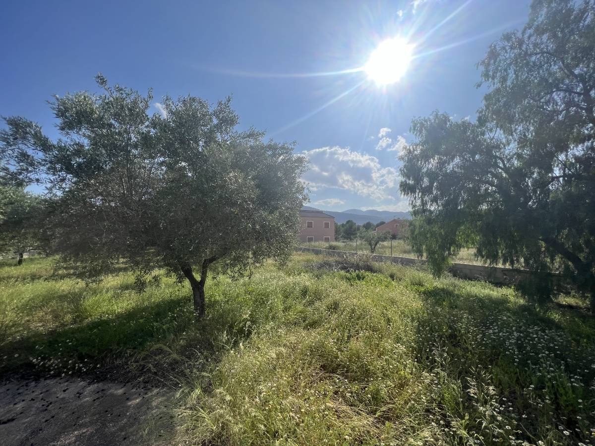 Detached house for sale just 3 km to the town of Castalla, with 221 m² built (approx. 200 m² usable).It features 3 spacious bedrooms with two bathr...