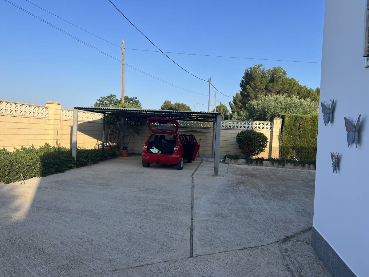 Detached house for sale just 3 km to the town of Castalla, with 221 m² built (approx. 200 m² usable).It features 3 spacious bedrooms with two bathr...