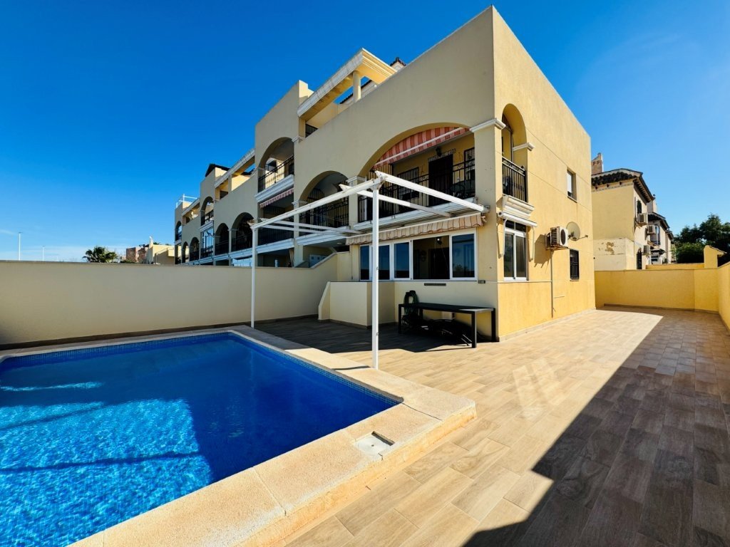 La Mata:   This ground-floor apartment is located in La Mata, next to the Molino del Agua park and the Parquemar residential complex.It sits on a 200 m² plo... 