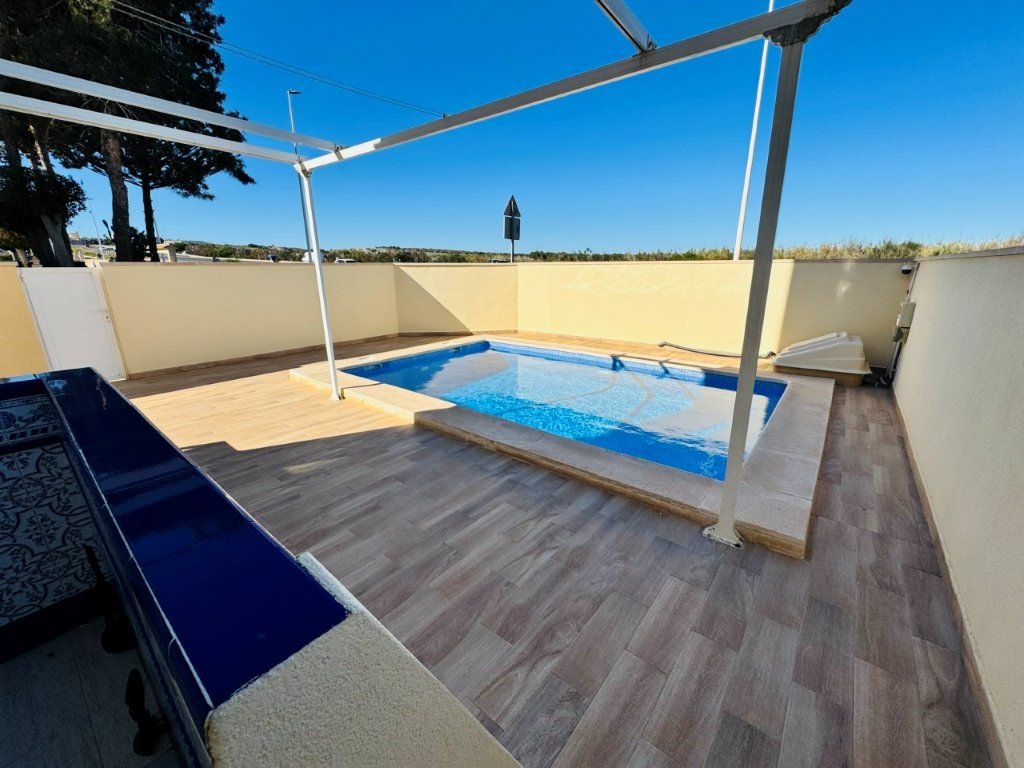   This ground-floor apartment is located in La Mata, next to the Molino del Agua park and the Parquemar residential complex.It sits on a 200 m² plo...