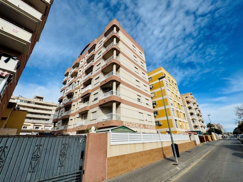   This apartment is located in Nueva Torrevieja. The building was constructed in 1999. The apartment has approximately 70 square meters of living s...