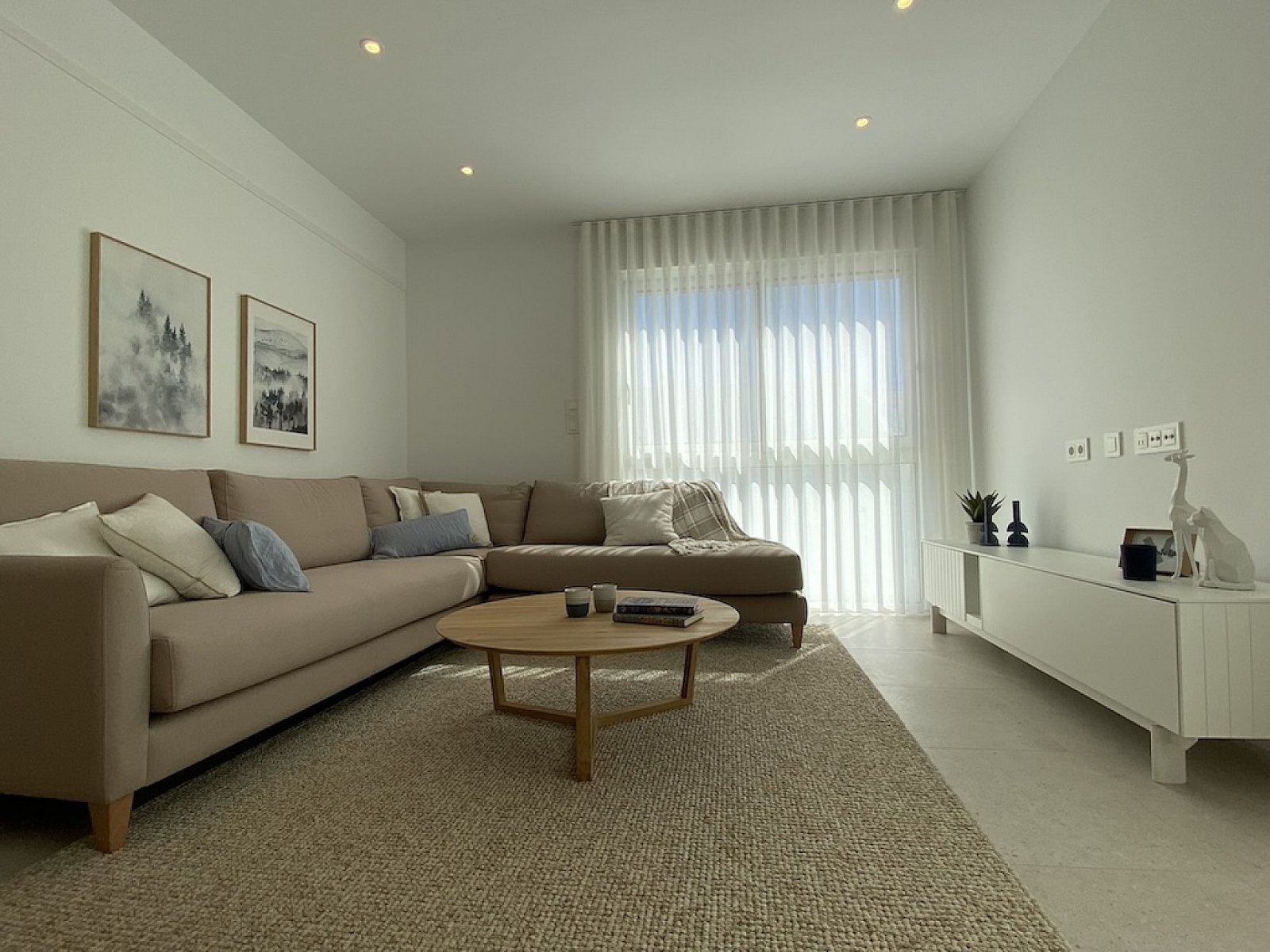 <p>Apartments - solarium provided with 3 Bedrooms and 2 Bathrooms, communal swimming pool and parking spot. </p><p>Small-scale complex of 16 apartm...