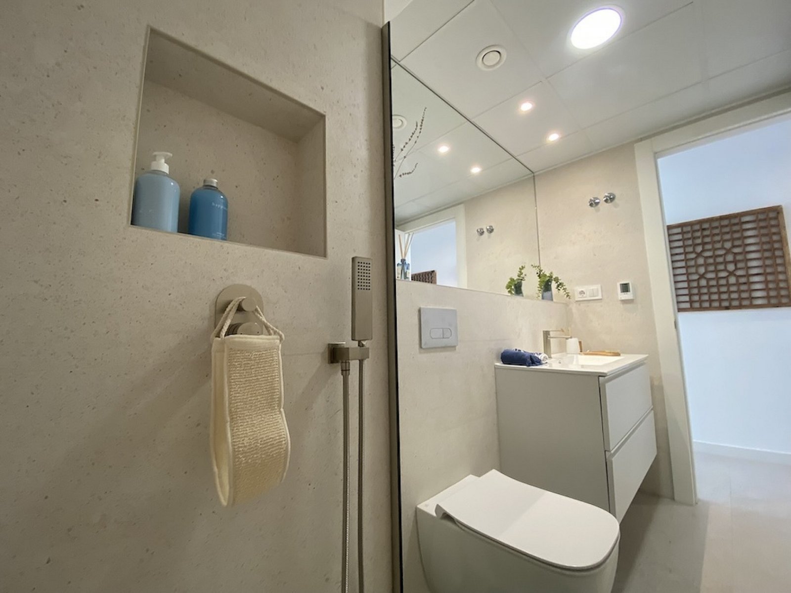 <p>Apartments - solarium provided with 3 Bedrooms and 2 Bathrooms, communal swimming pool and parking spot. </p><p>Small-scale complex of 16 apartm...