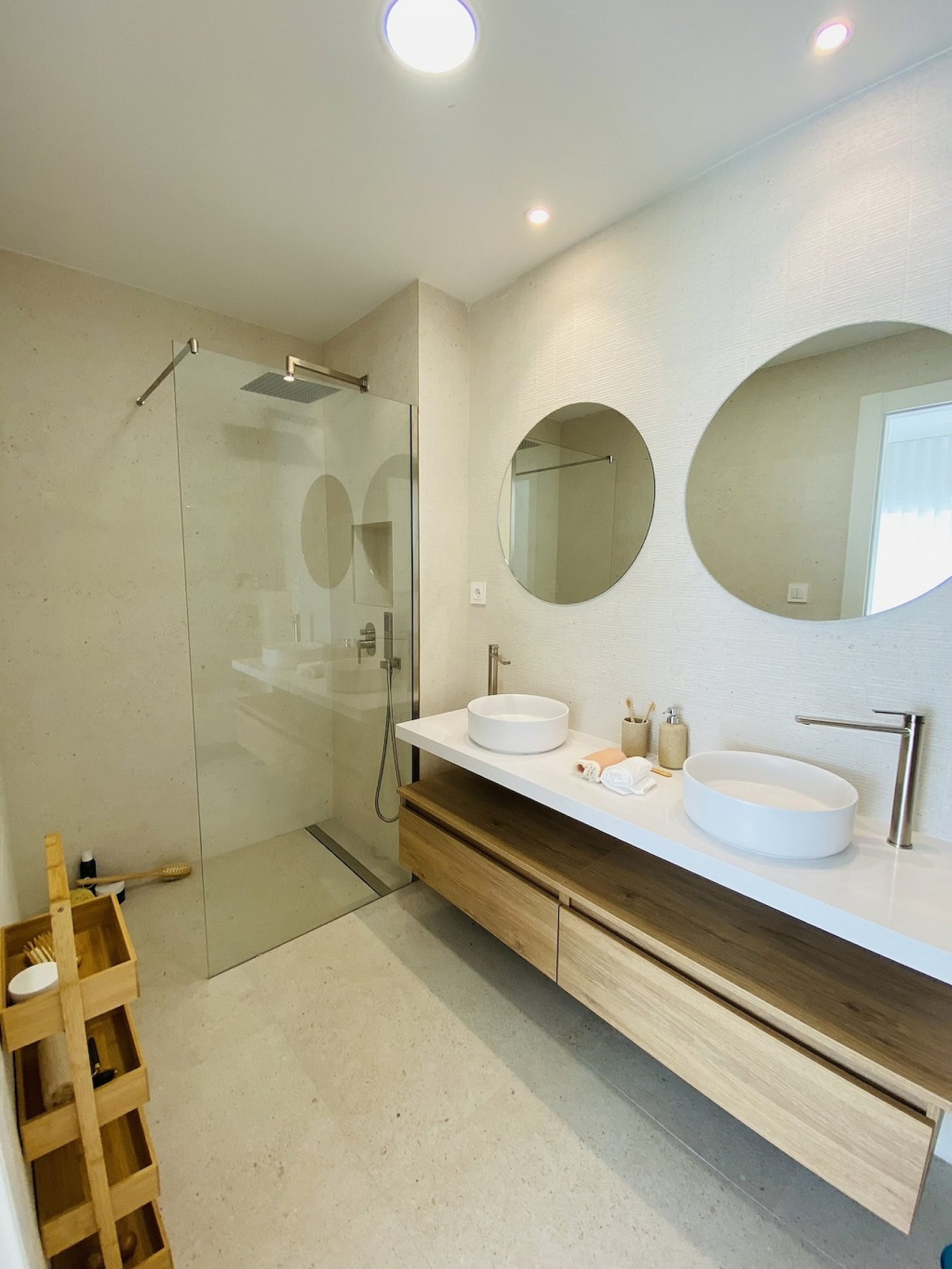 <p>Apartments - solarium provided with 3 Bedrooms and 2 Bathrooms, communal swimming pool and parking spot. </p><p>Small-scale complex of 16 apartm...