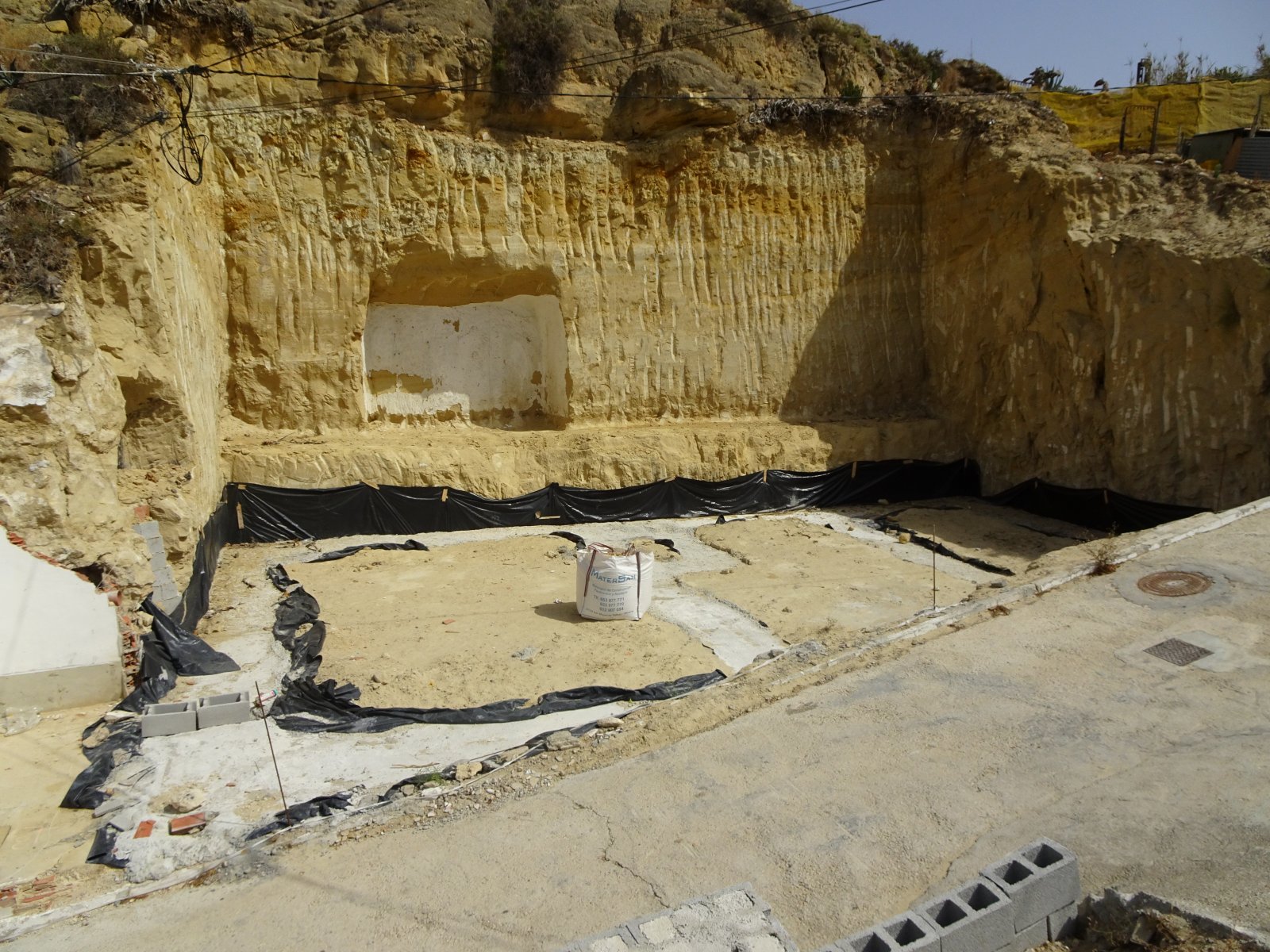 Rojales:   <br />	 2 x PLOTS: 135m2 Building Plot + 70m2 Plot opposite for parking/additional garden.&nbsp;This South Facing Plot of Land in Rojales is ... 