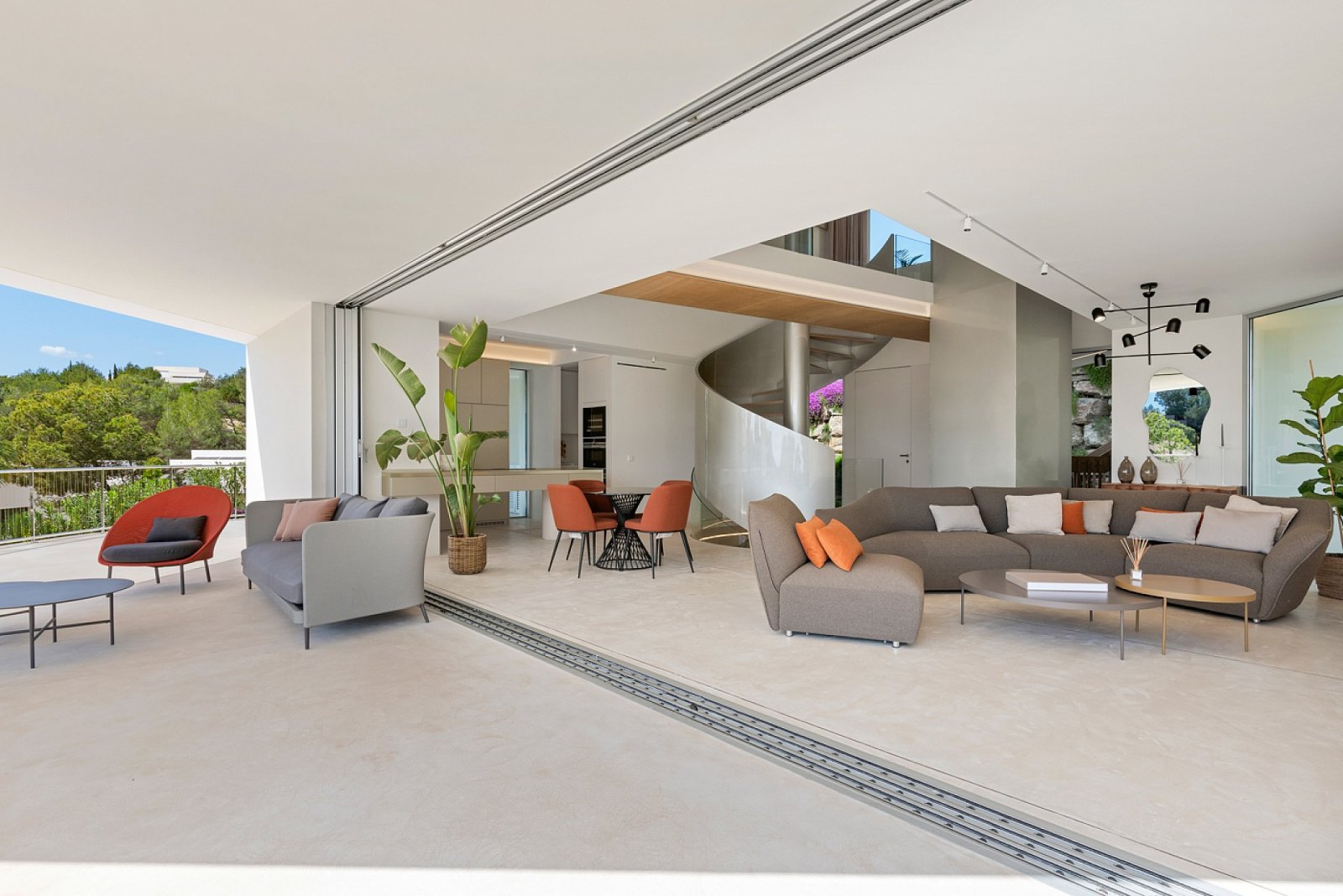 <p>Villa with basement provided with 3 Bedrooms and 4 Bathrooms, private swimming pool and private garage. </p><p>Villa Pebbles is a completely ene...