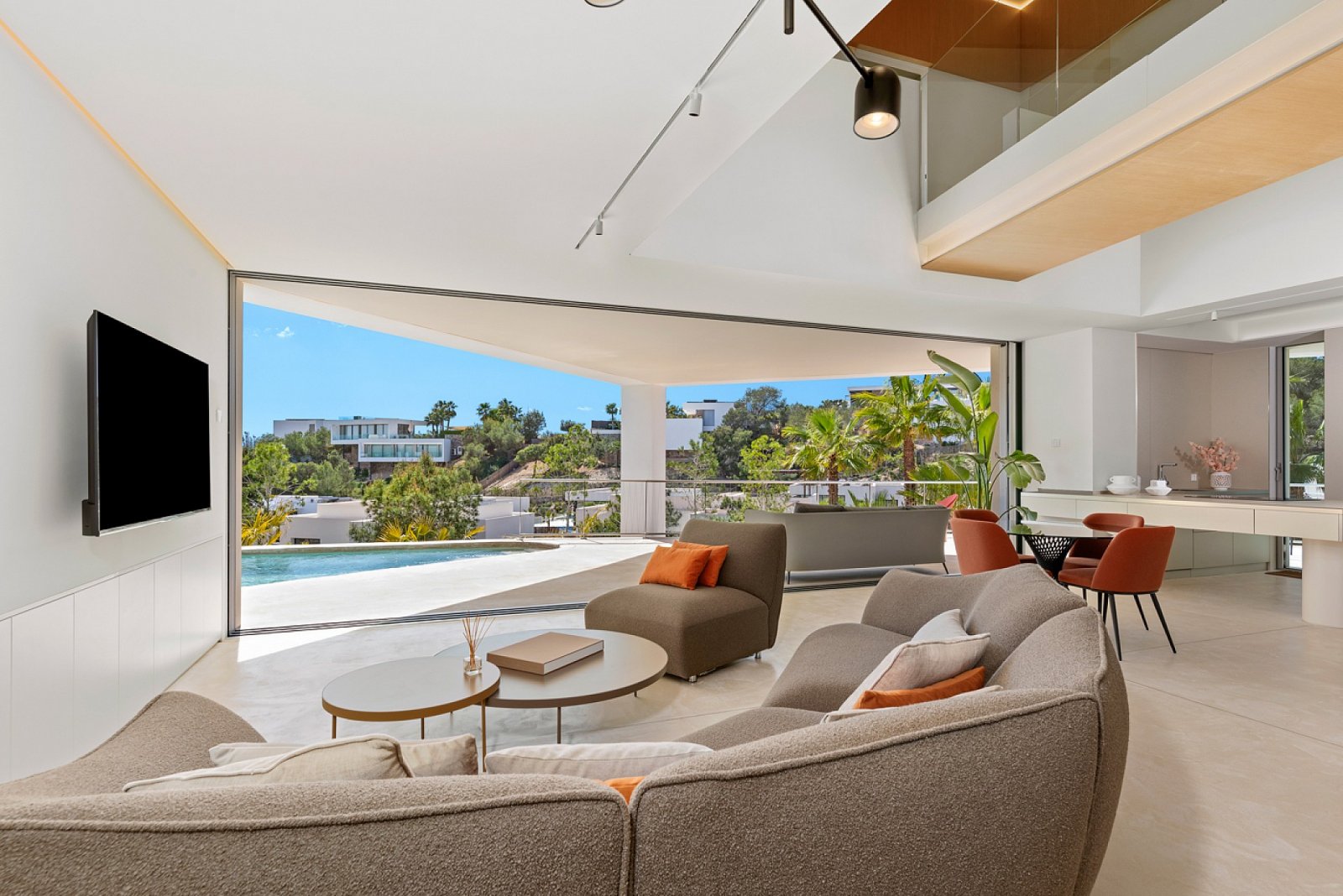 <p>Villa with basement provided with 3 Bedrooms and 4 Bathrooms, private swimming pool and private garage. </p><p>Villa Pebbles is a completely ene...