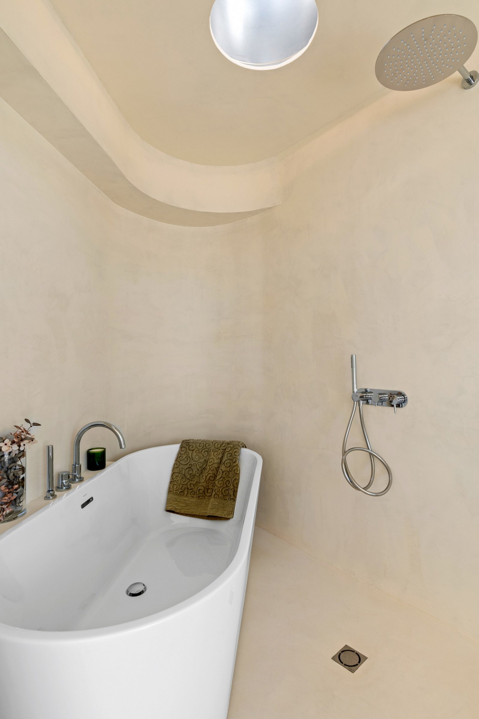 <p>Villa with basement provided with 3 Bedrooms and 4 Bathrooms, private swimming pool and private garage. </p><p>Villa Pebbles is a completely ene...