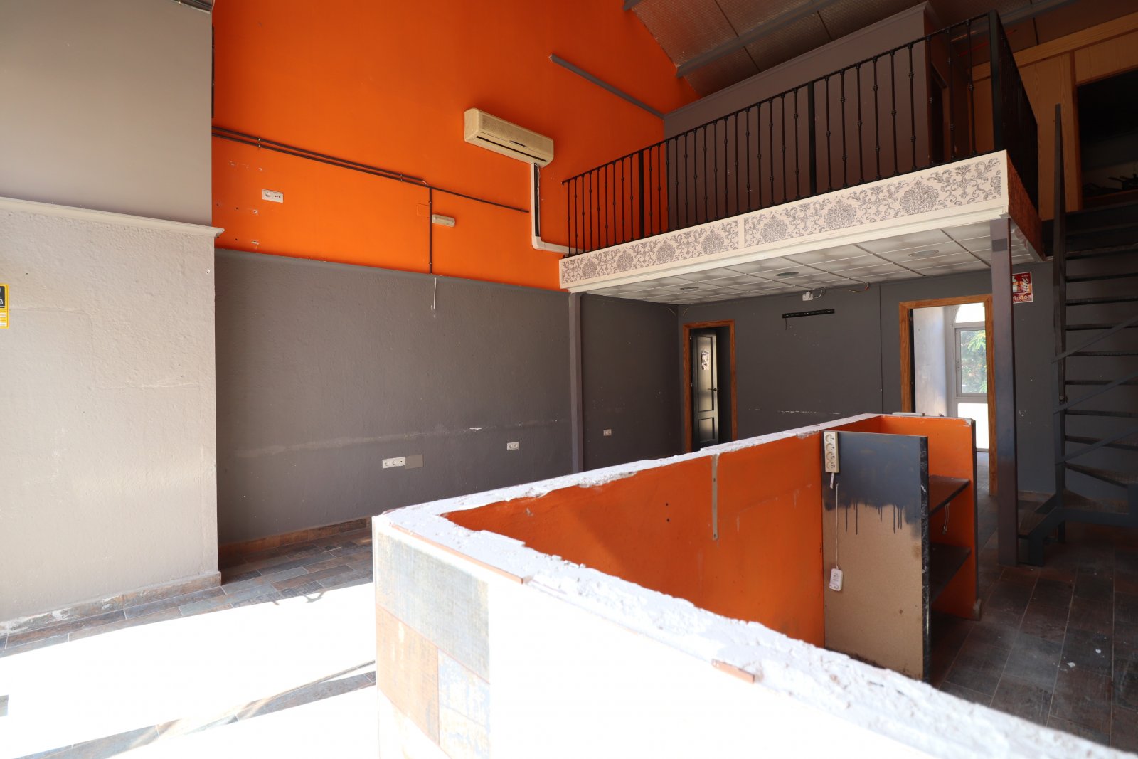   <br />	  Business Type: Empty Unit (FREEHOLD)<br /><br /><br />	  East Facing, Empty Unit in La Finca Golf Resort, Algorfa. Situated on the first...