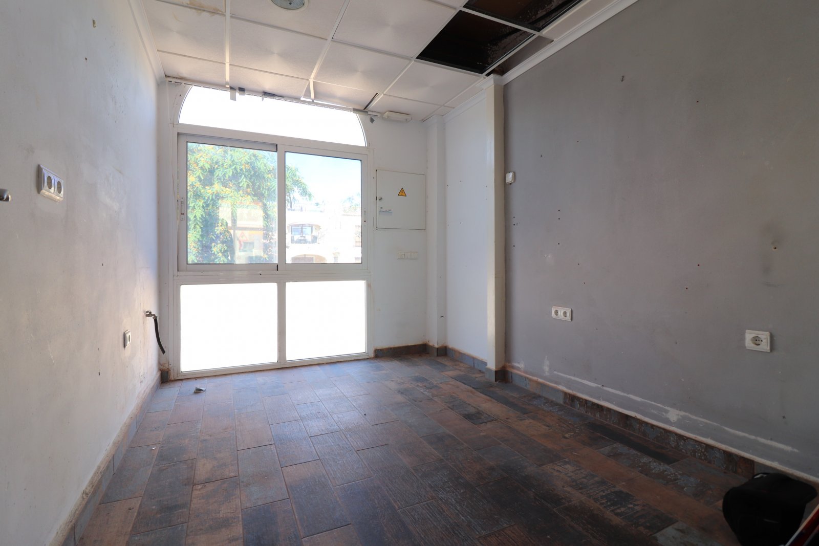   <br />	  Business Type: Empty Unit (FREEHOLD)<br /><br /><br />	  East Facing, Empty Unit in La Finca Golf Resort, Algorfa. Situated on the first...