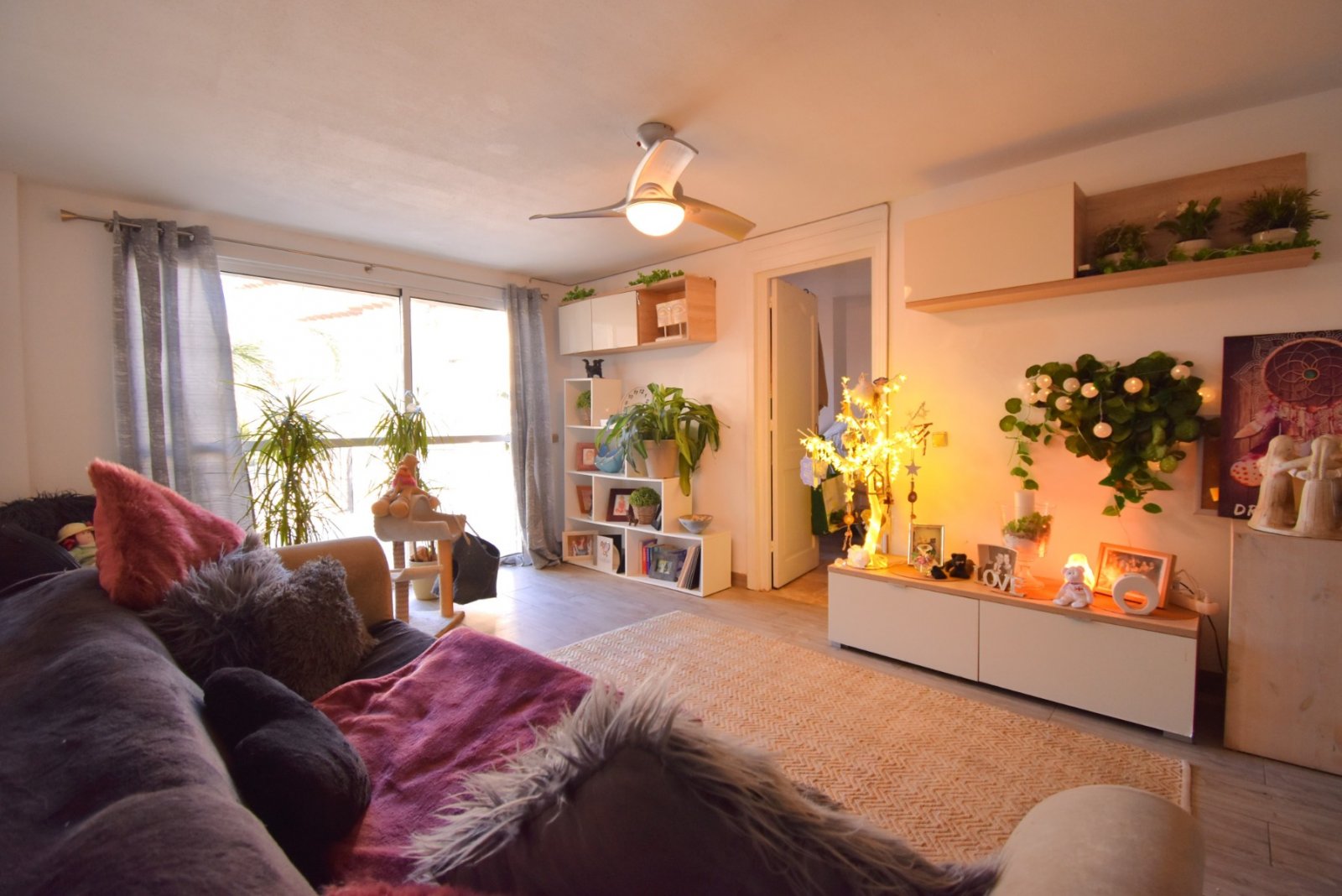   This South Facing, Four Bedroom Detached Villa in Playa Flamenca is located in the coveted area of Orihuela Costa, offering an enviable combinati...