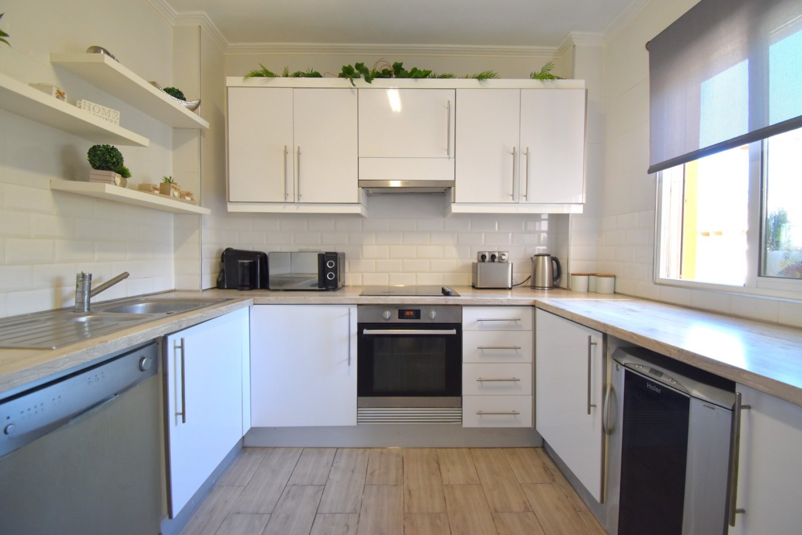   This South Facing, Four Bedroom Detached Villa in Playa Flamenca is located in the coveted area of Orihuela Costa, offering an enviable combinati...