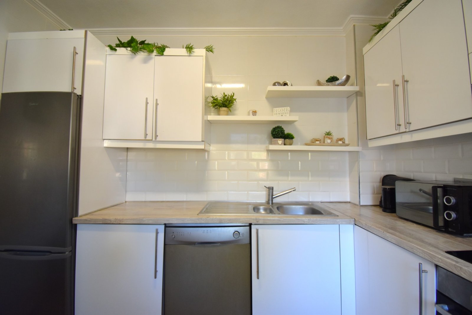   This South Facing, Four Bedroom Detached Villa in Playa Flamenca is located in the coveted area of Orihuela Costa, offering an enviable combinati...