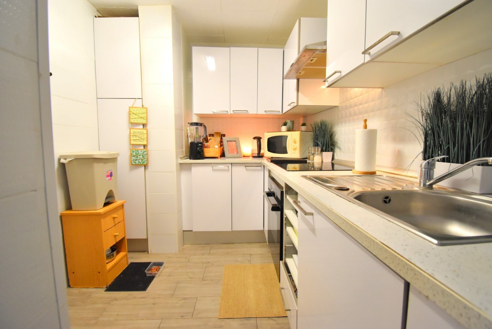   This South Facing, Four Bedroom Detached Villa in Playa Flamenca is located in the coveted area of Orihuela Costa, offering an enviable combinati...