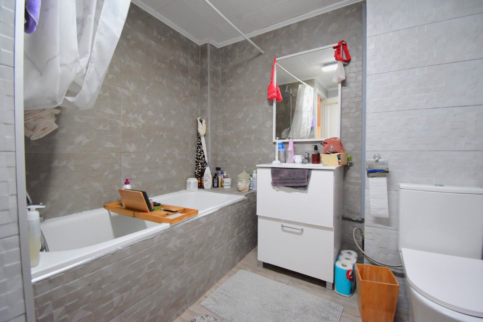   This South Facing, Four Bedroom Detached Villa in Playa Flamenca is located in the coveted area of Orihuela Costa, offering an enviable combinati...