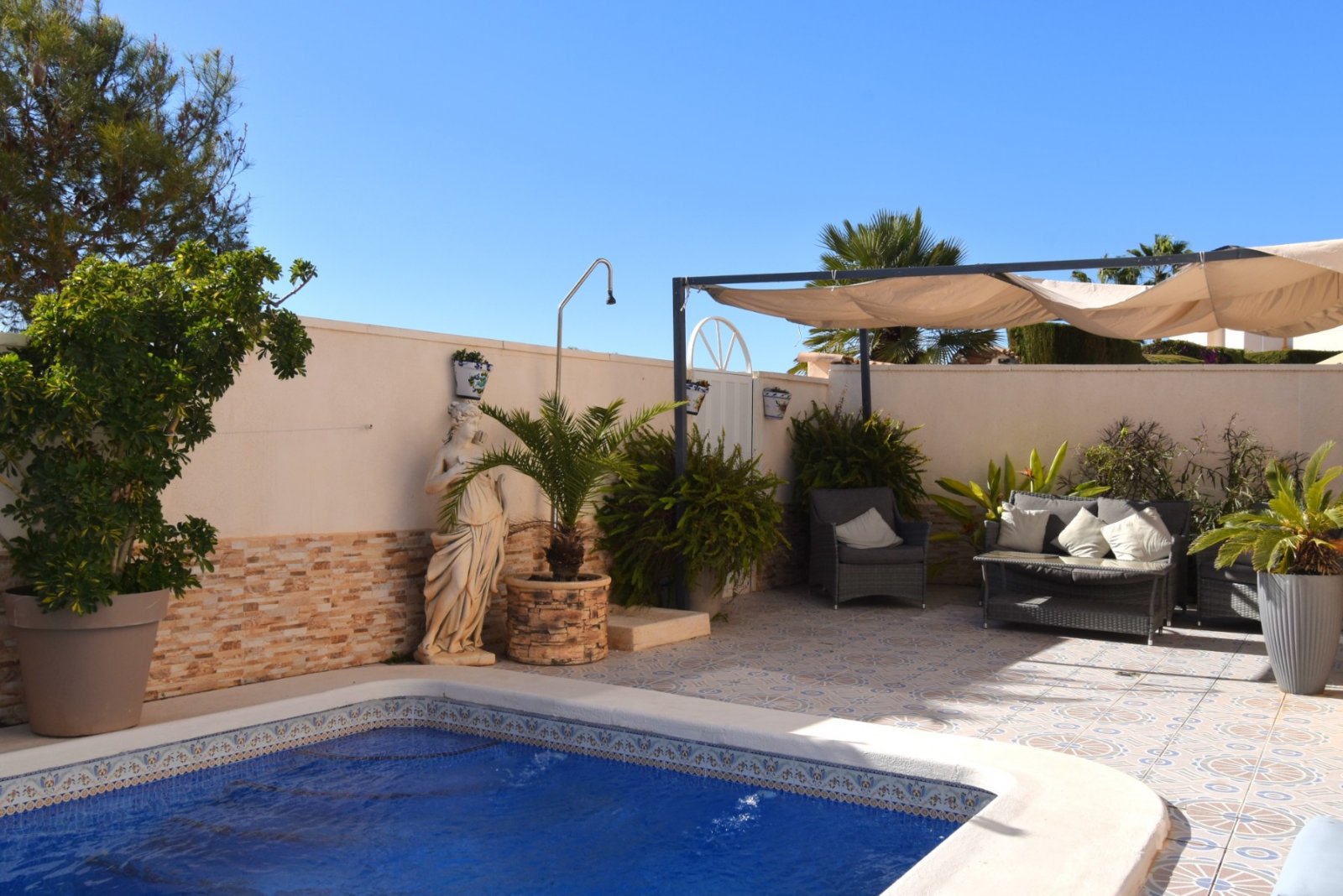   This South Facing, Four Bedroom Detached Villa in Playa Flamenca is located in the coveted area of Orihuela Costa, offering an enviable combinati...