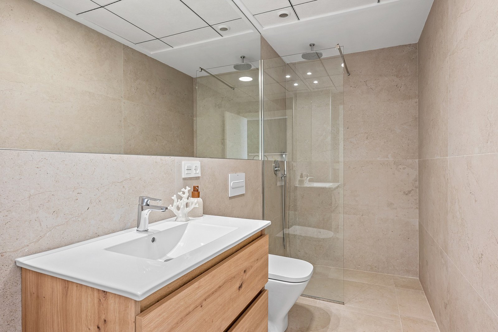 <p>Apartment with garden provided with 2 Bedrooms and 2 Bathrooms, communal swimming pool and parking spot. </p><p>This development offers a combin...