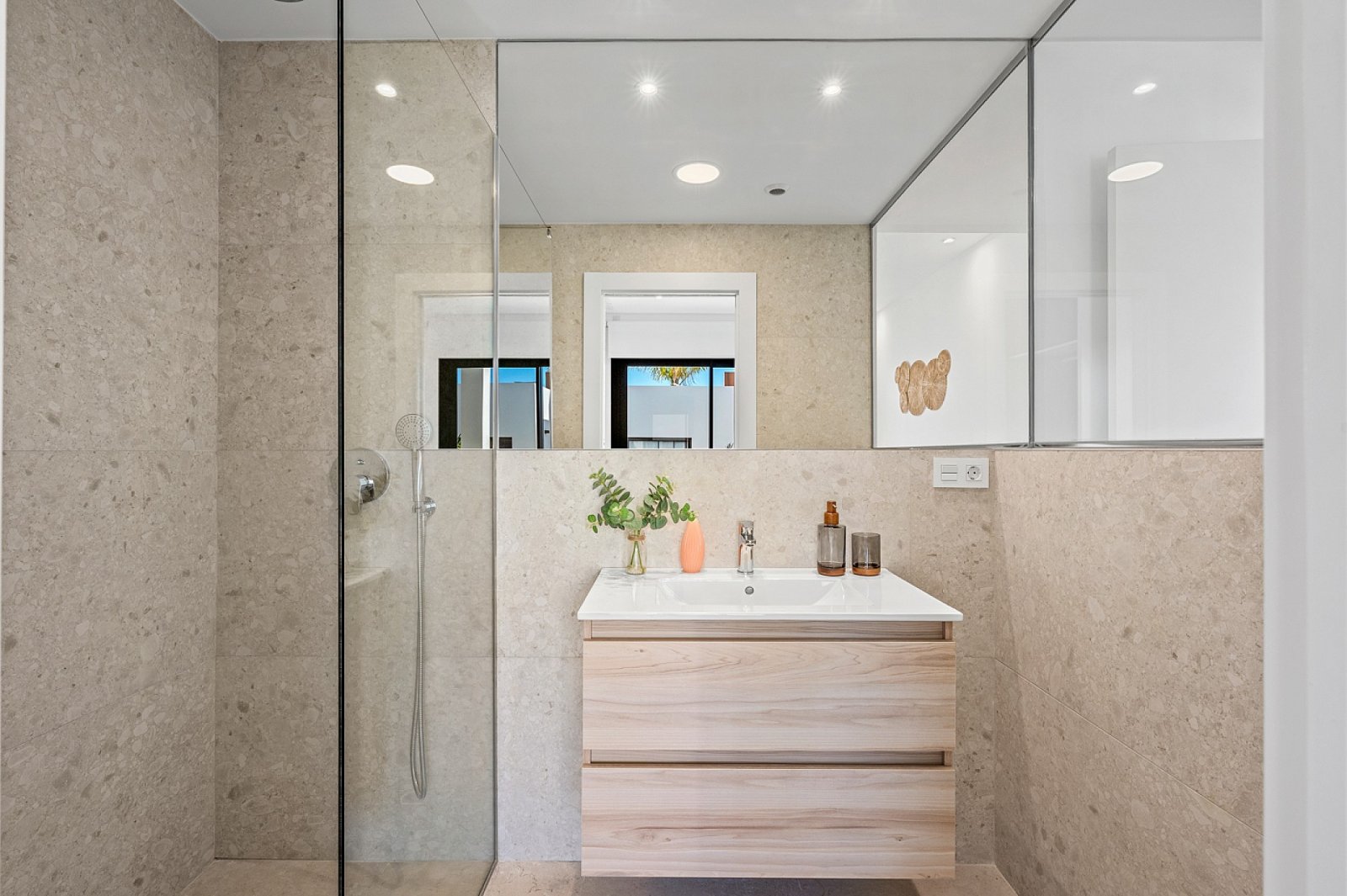 <p>Apartment with garden provided with 2 Bedrooms and 2 Bathrooms, communal swimming pool and parking spot. </p><p>This development offers a combin...