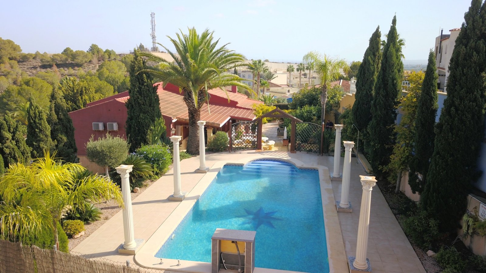   This Incredible, Three Bedroom, Detached Villa in Lomas de la Juliana is located in a prestigious residential area, just a 5-minute drive from Al...