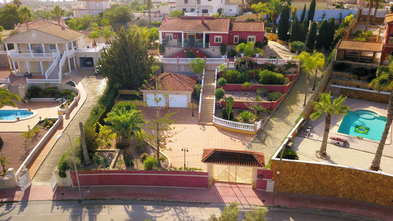   This Incredible, Three Bedroom, Detached Villa in Lomas de la Juliana is located in a prestigious residential area, just a 5-minute drive from Al...