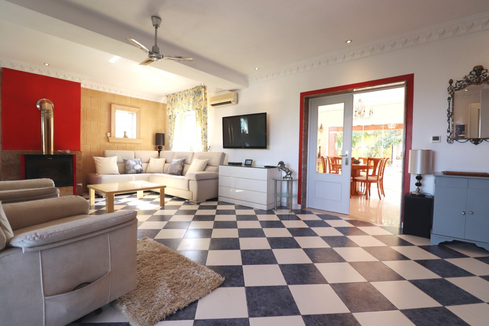   This Incredible, Three Bedroom, Detached Villa in Lomas de la Juliana is located in a prestigious residential area, just a 5-minute drive from Al...