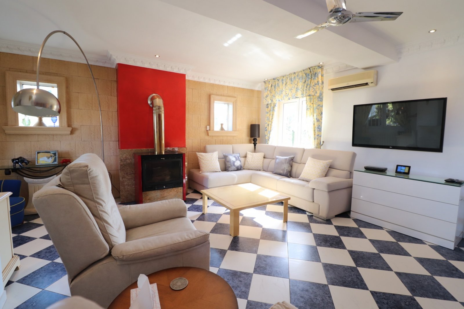   This Incredible, Three Bedroom, Detached Villa in Lomas de la Juliana is located in a prestigious residential area, just a 5-minute drive from Al...