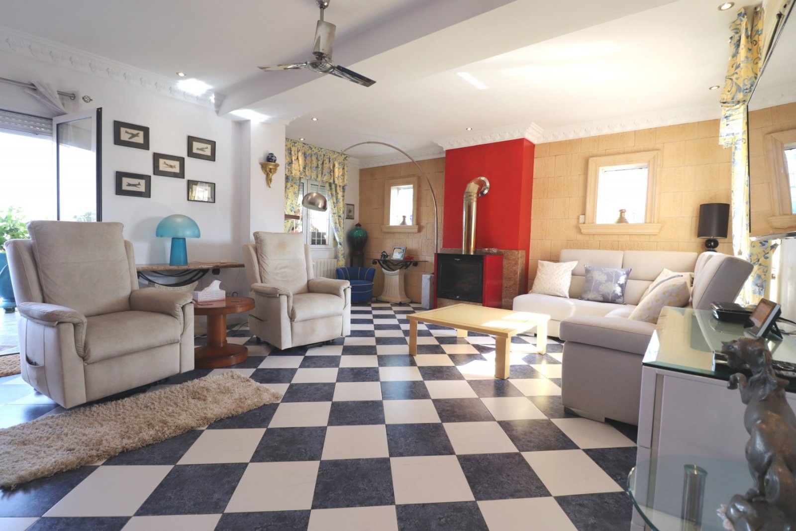   This Incredible, Three Bedroom, Detached Villa in Lomas de la Juliana is located in a prestigious residential area, just a 5-minute drive from Al...