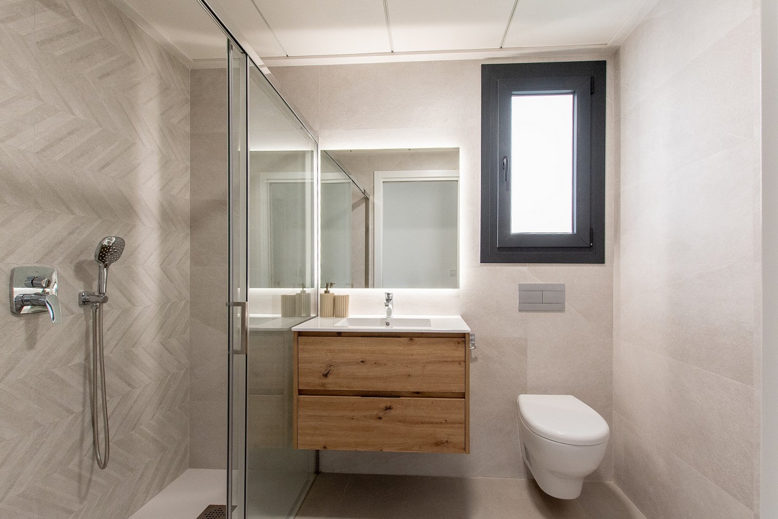 <p>Apartments - solarium provided with 2 Bedrooms and 2 Bathrooms, communal swimming pool and underground parking space with storage room. </p><p>L...