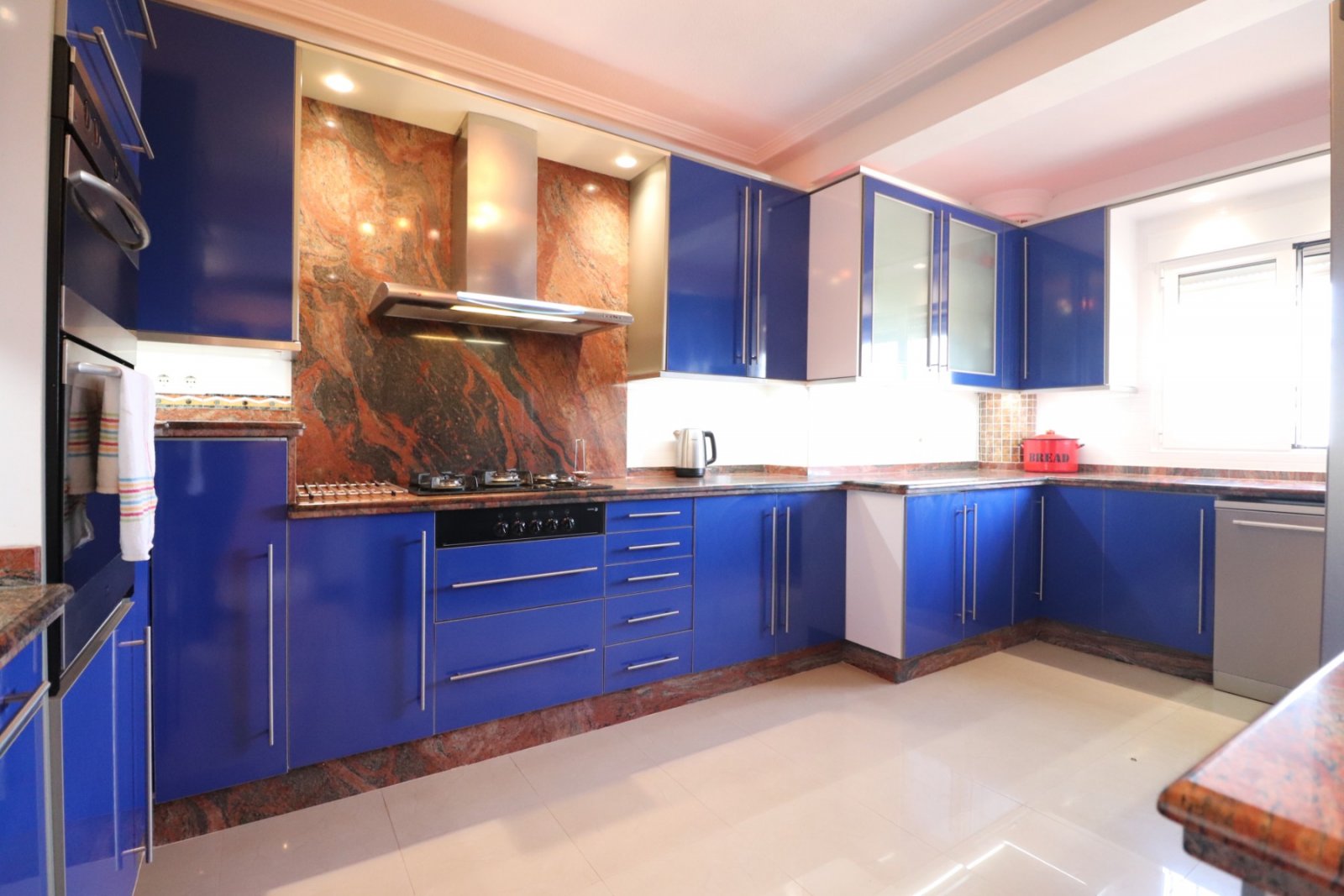   This Incredible, Three Bedroom, Detached Villa in Lomas de la Juliana is located in a prestigious residential area, just a 5-minute drive from Al...